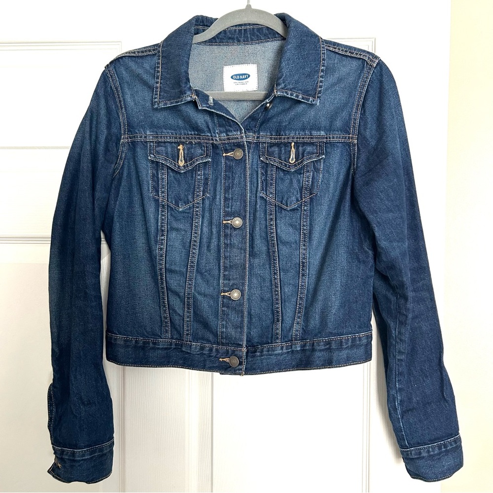 Old Navy women classic denim jacket medium.Button down.Darker wash.Pre-owned.